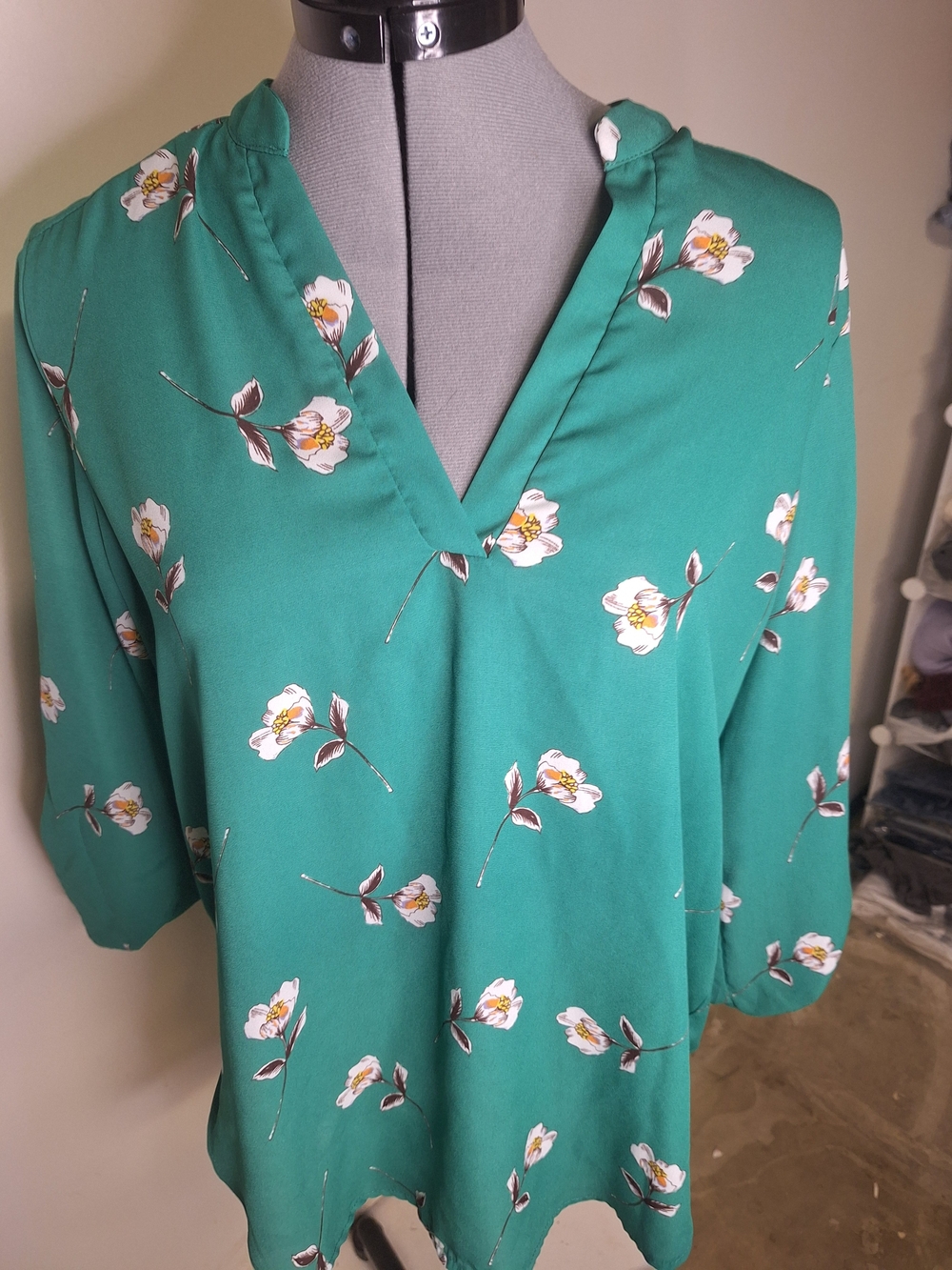 Lush Emerald Green Floral V-Neck Blouse Size Med
